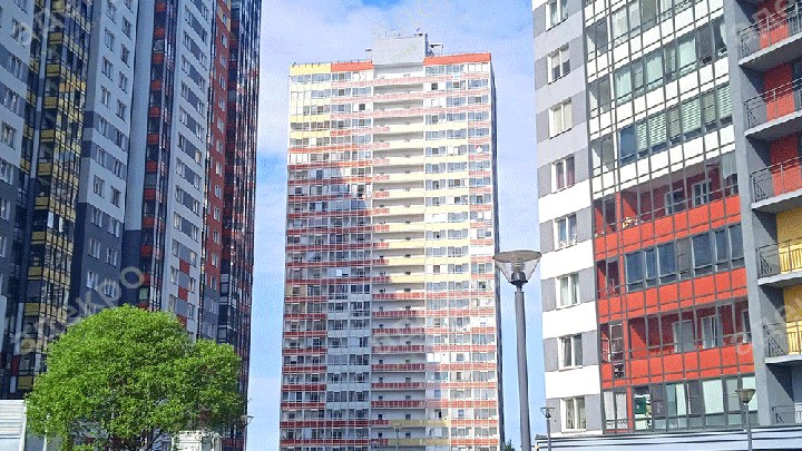 Комната до звукоизоляции, вид на фасадную стену с окном и батареей в квартире Санкт-Петербурга