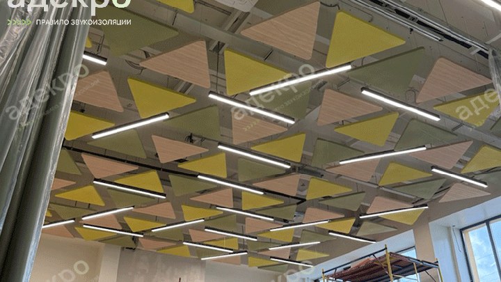 Акустические острова, интегрированные с LED-светильниками и вентиляцией в потолочной системе актового зала