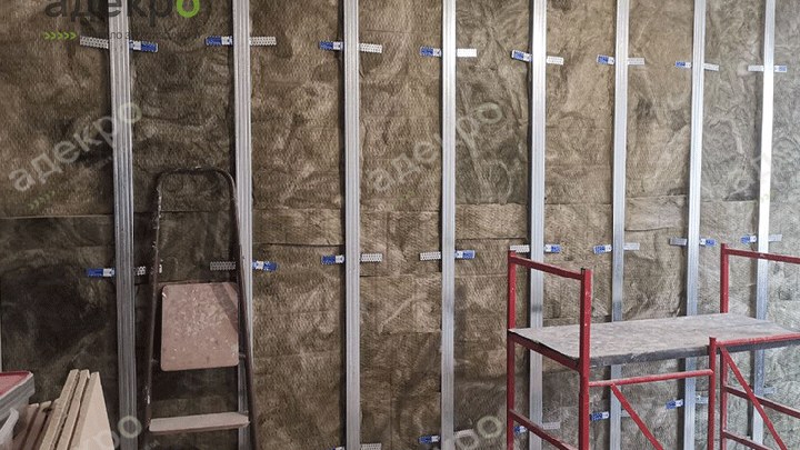 Виброизолированный короб УниБокс смонтирован в звукоизоляционной облицовке стены, сохранён герметичный контур
