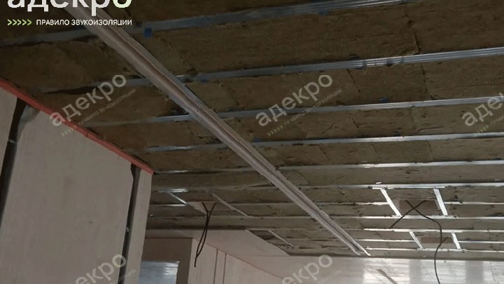 Монтаж каркасной системы потолка «Барклайн Премиум Плюс» в квартире 180 м². Виброизоляция, минеральная вата, гипсокартон.