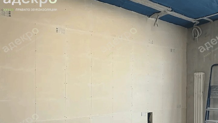 Монтаж звукоизоляции перегородок по системе «Барклайн Стандарт» (75 мм) и потолка по системе «Барклайн Стандарт Плюс» с виброподвесами (Δ R_w = 22 дБ) в ЖК «Foriver». Акустические панели «УниПлит» в зоне ТВ: декор + улучшение звукопоглощения. Чистые линии